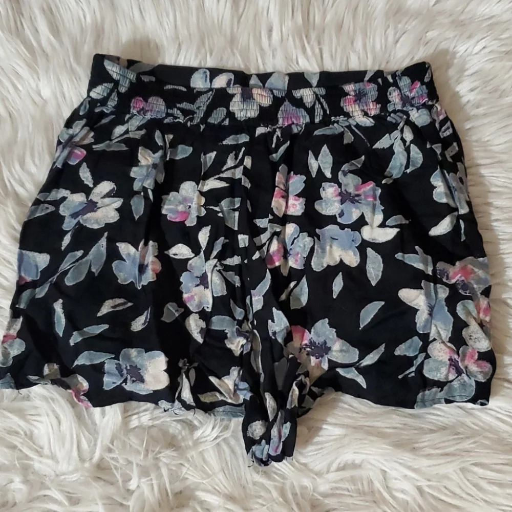 **Kimchi Blue Floral Shorts – Black/Pastel Print, Size Small**